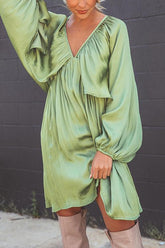 Lockeres Kleid mit tiefem V-Ausschnitt, Fledermausärmeln und Rüschen